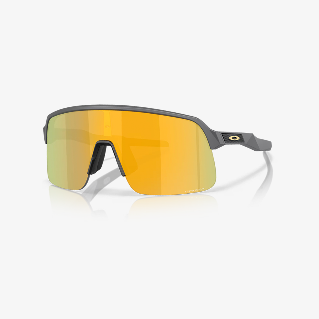 OAKLEY SUTRO LITE S / Carbon Matte - Prizm 24K 45° Ansicht