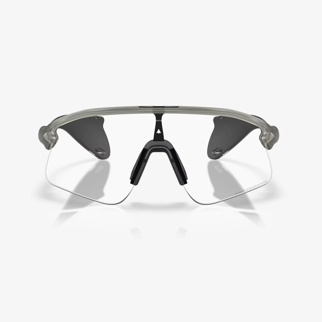 Oakley Stunt Devil / Grey Ink Clear to Grey Photochromic face