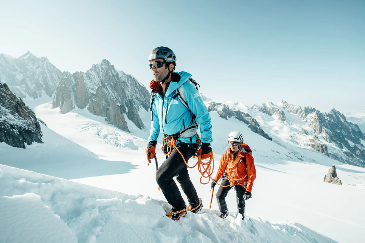 Julbo Shield und Shield M Wanderbrille in Winterlandschaft